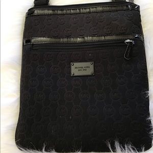 MICHAEL KORS LOGO QUILTED CROSS BODY BAG